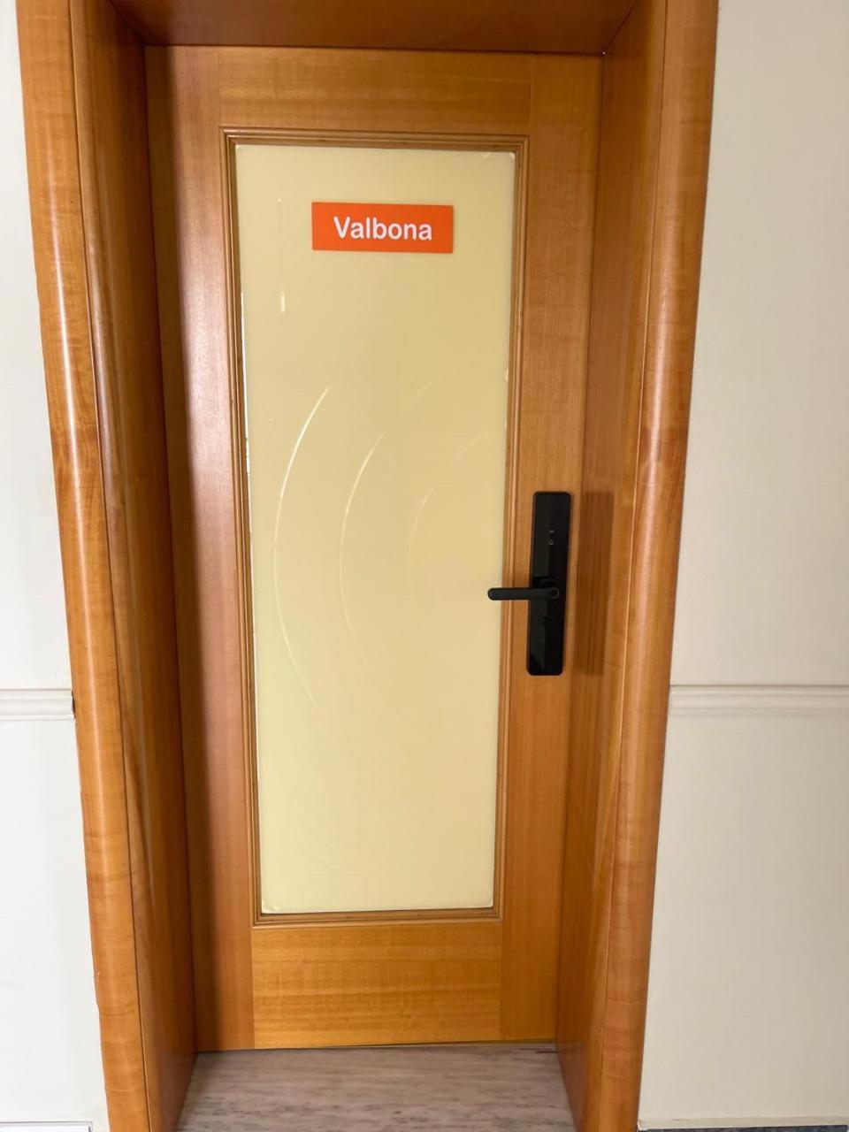 Mandarine Hostel 티라나 외부 사진